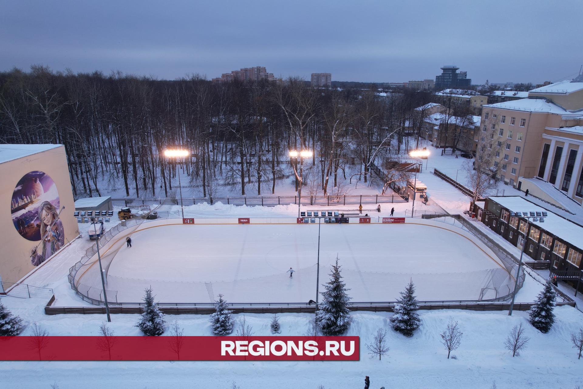 Пока воздух не прогреется до 10 градусов: каток в Королеве продолжит  работать в оттепель | REGIONS.RU / Королёв