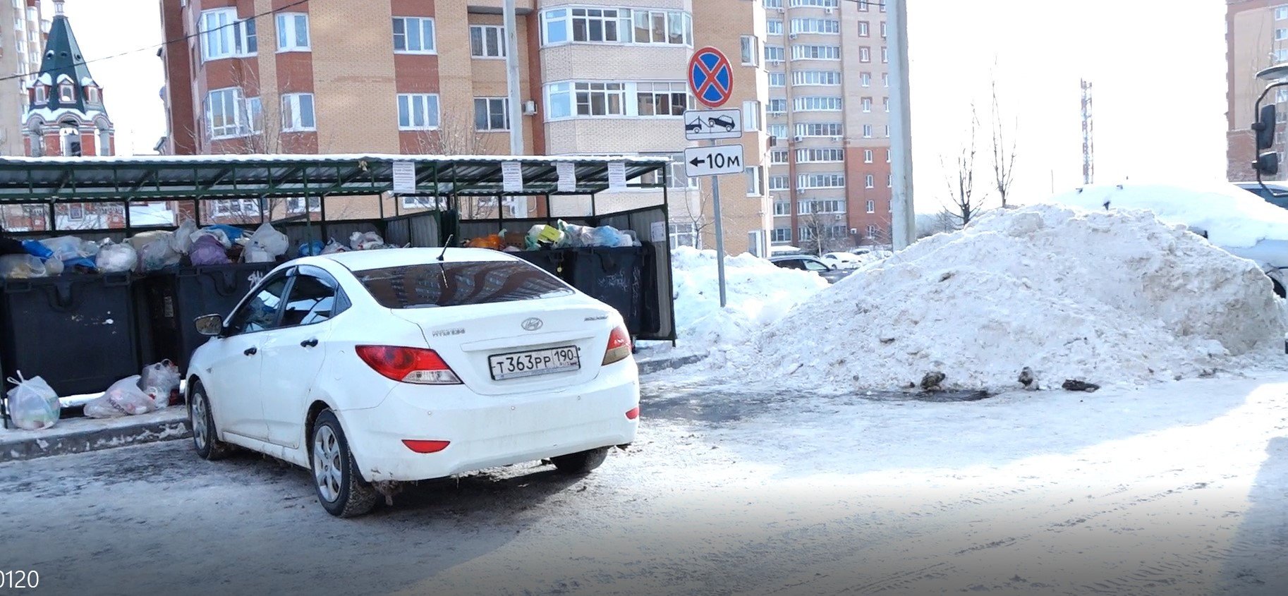 фото - Наталия Надточая. Автомобили мешают мусоровозу подъехать к контейнерной площадке 