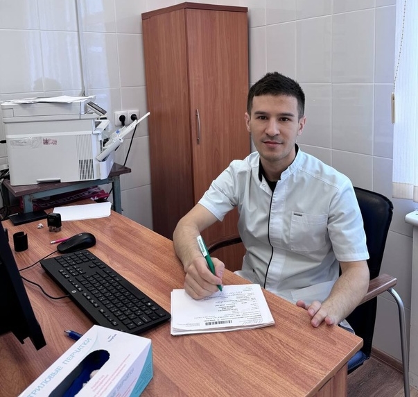 врач-дерматовенеролог Расул Рахманов