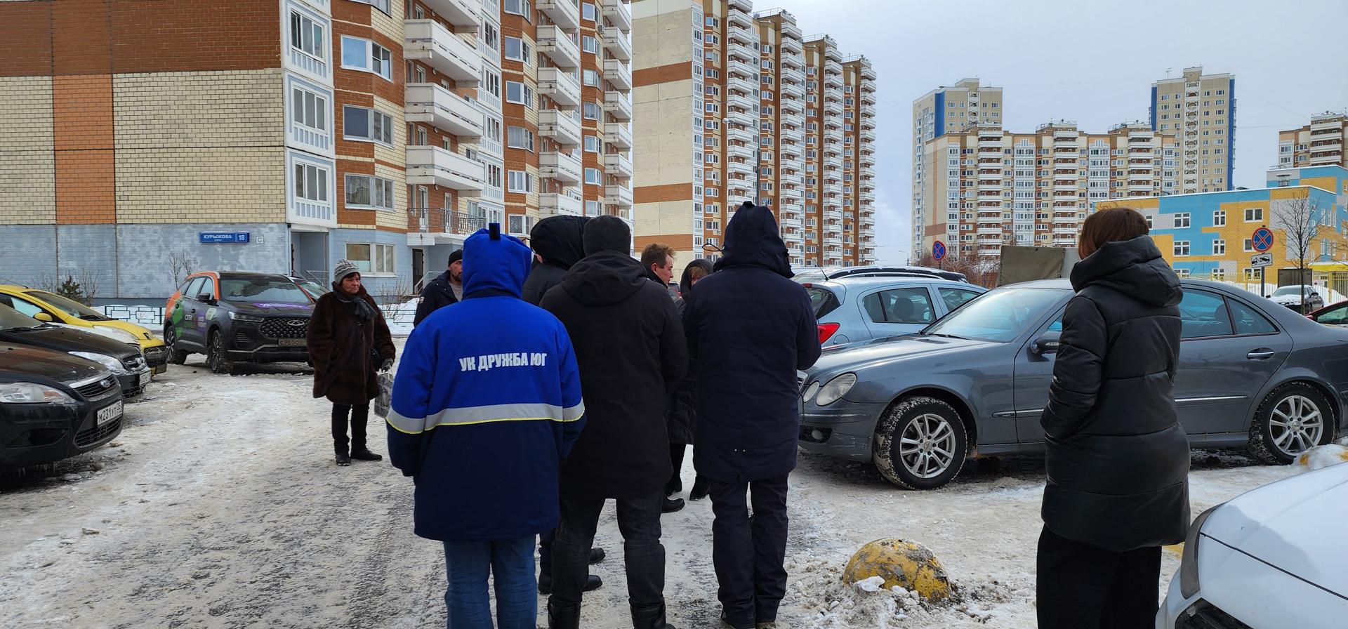 Скользкую лестницу на улице Курыжова посыпали песком после обращения  жителей | REGIONS.RU / Домодедово