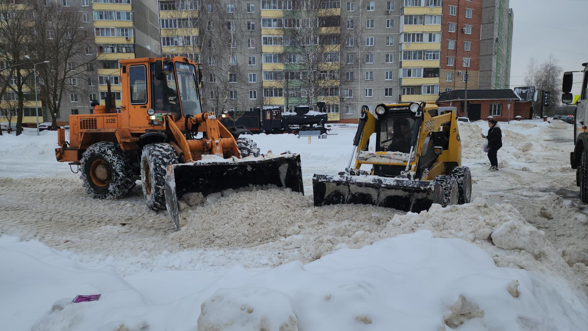 В Шатуре для уборки снега во дворах задействовали одиннадцать единиц  техники | REGIONS.RU / Шатура