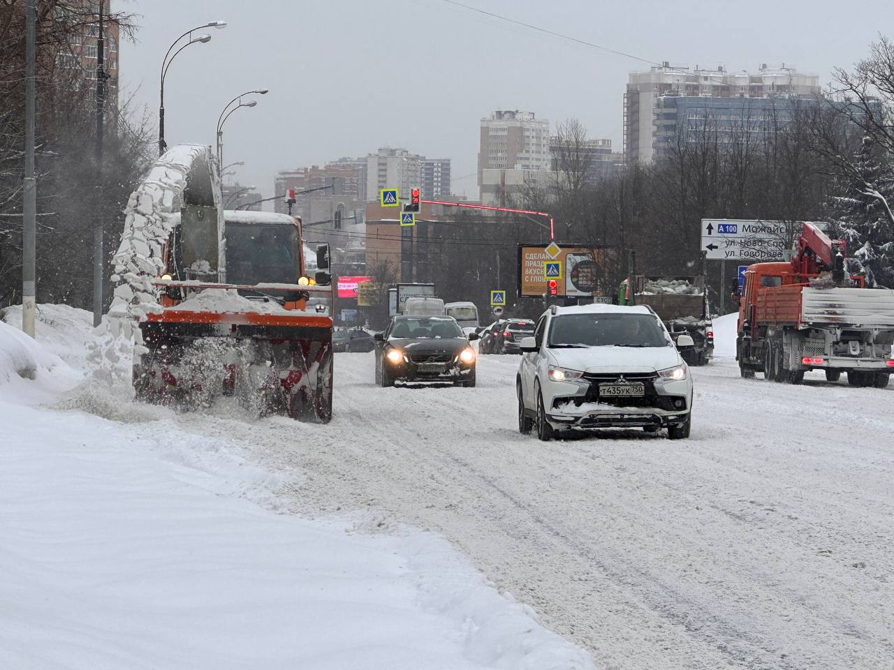 Техника Одинцовского ДРСУ очищает от снежных навалов территорию 8 микрорайона и Одинцово-1. Автор: Мария Шматкова