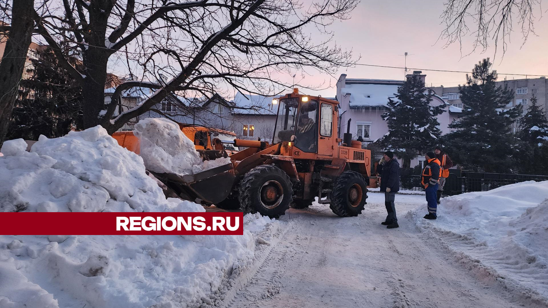 Коммунальщики в Ивантеевке с раннего утра чистят снег на Пионерской улице |  REGIONS.RU / Пушкино