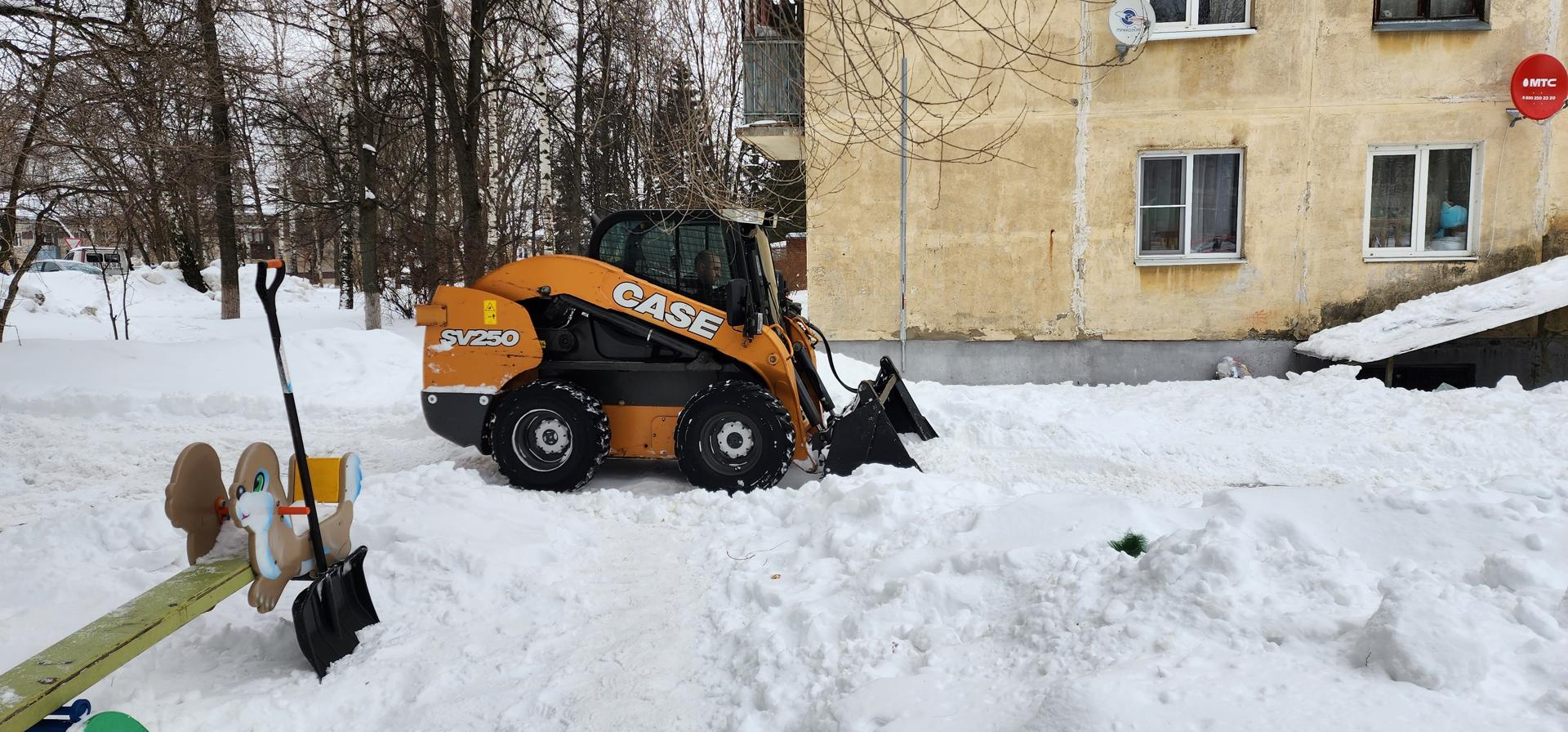 Во дворе многоквартирных домов в посёлке РАОС провели уборку снега |  Раменское