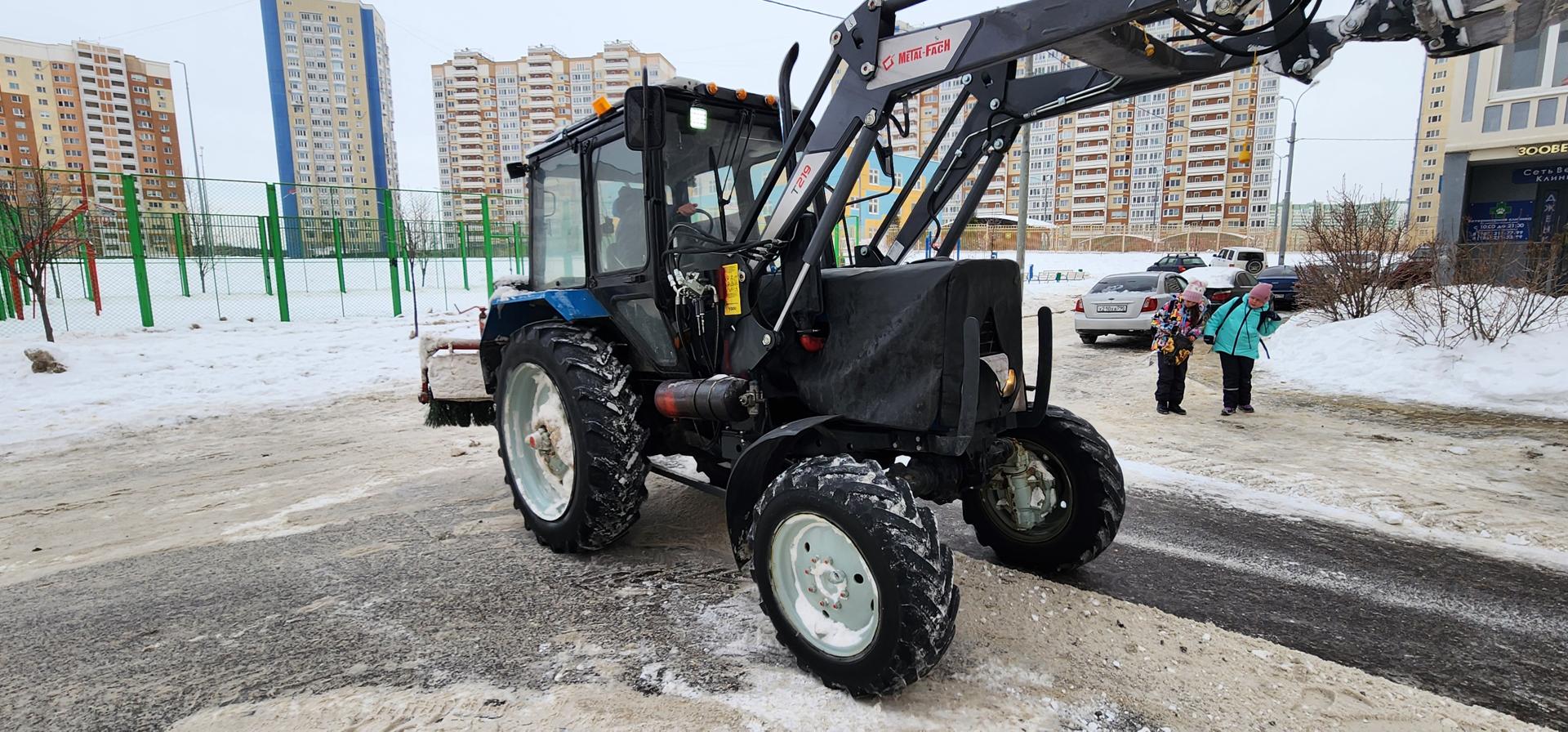 В микрорайоне Южный очищает дворы от снега и льда предприятие «Благосервис»  | REGIONS.RU / Домодедово