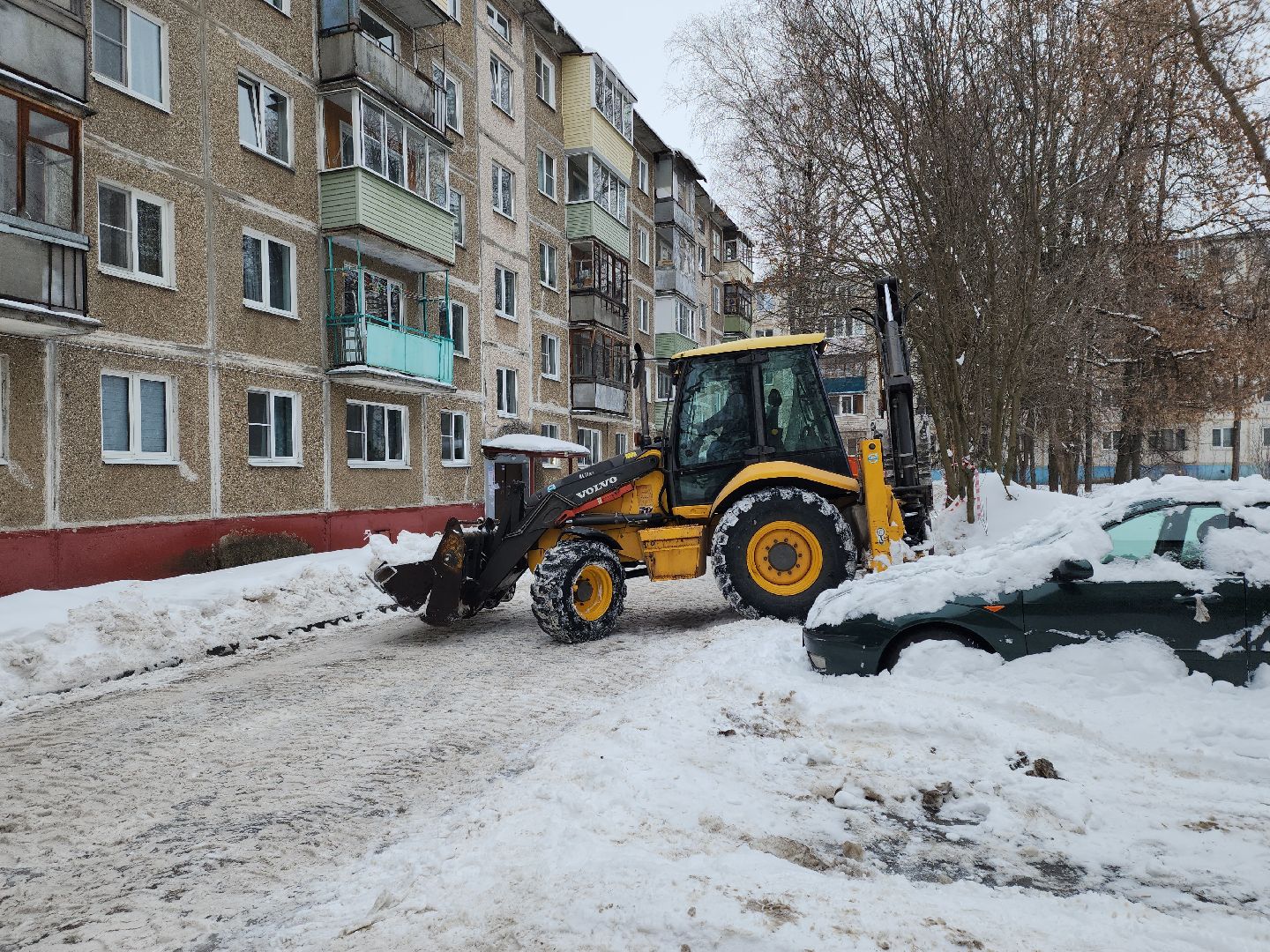 Снежные завалы разобрали во дворе по проспекту Кирова | REGIONS.RU / Коломна