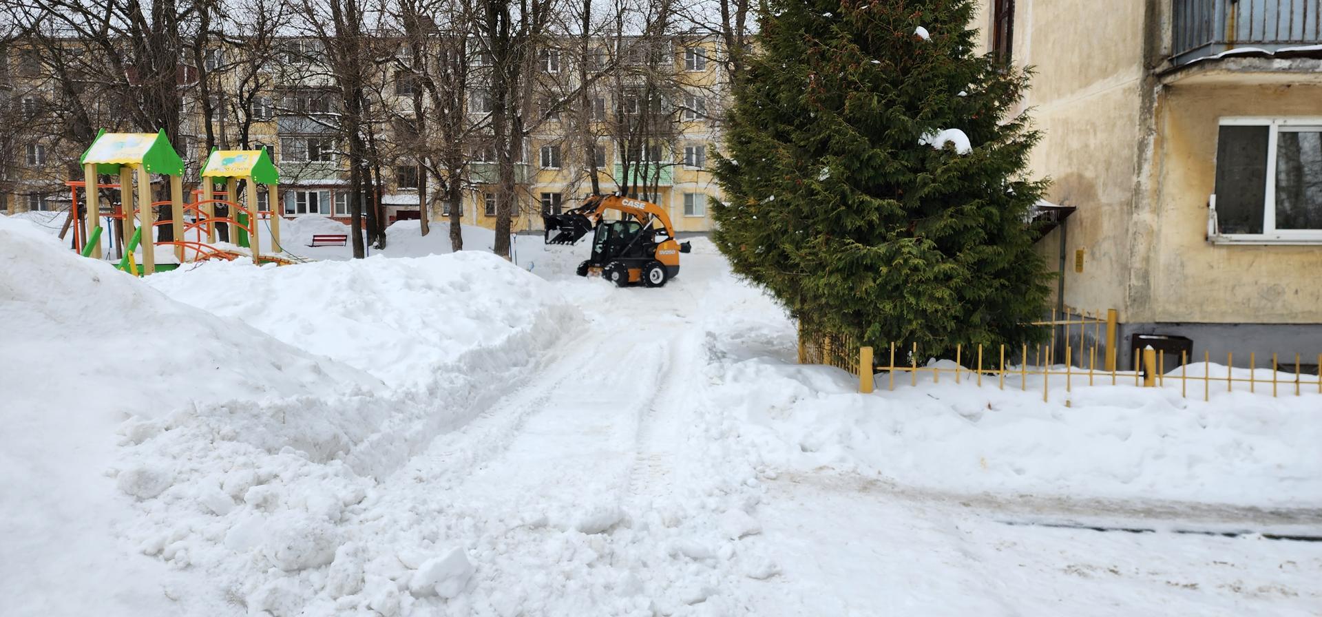 Во дворе многоквартирных домов в посёлке РАОС провели уборку снега |  Раменское