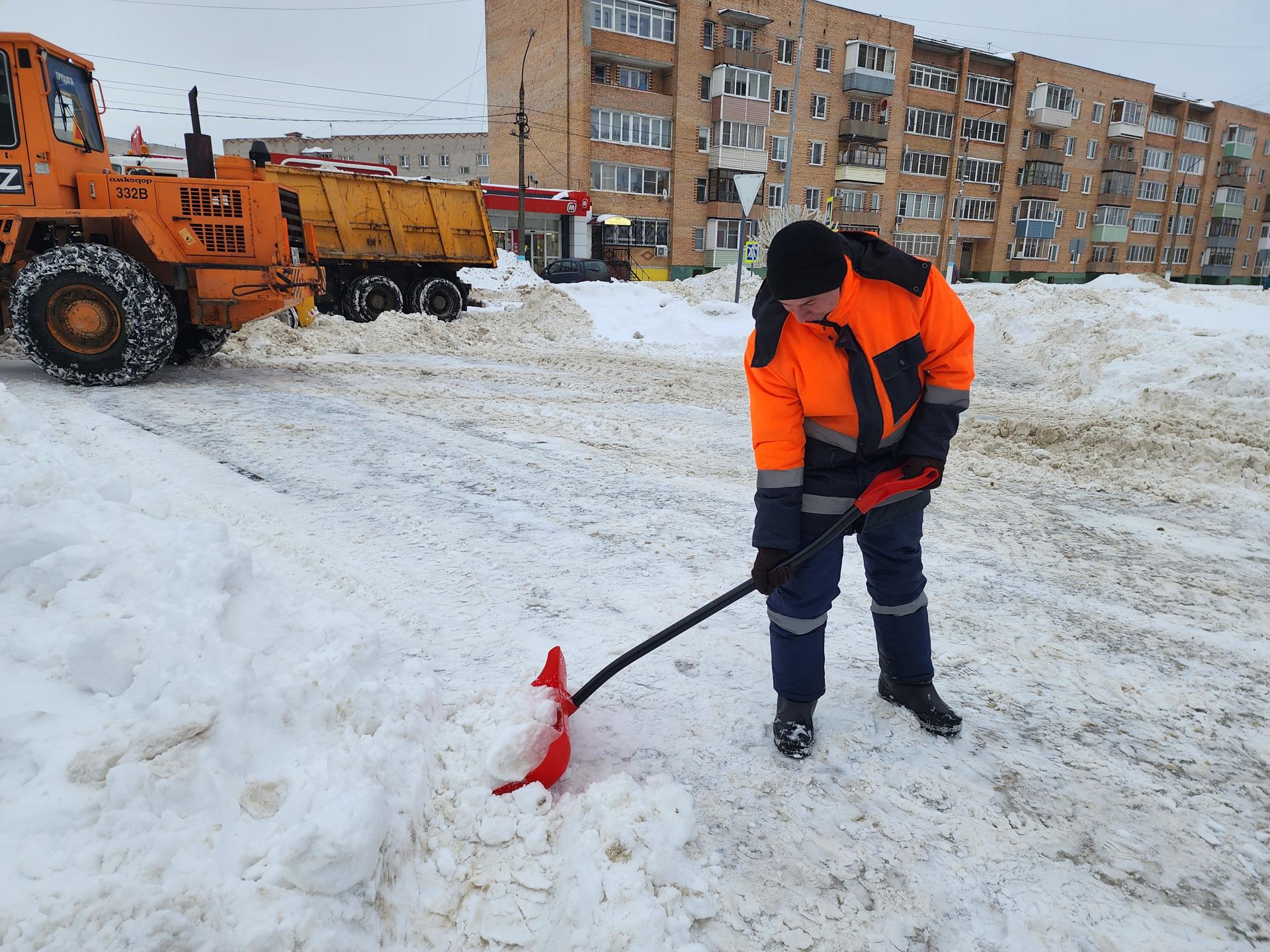 В Шатуре для уборки снега во дворах задействовали одиннадцать единиц  техники | REGIONS.RU / Шатура