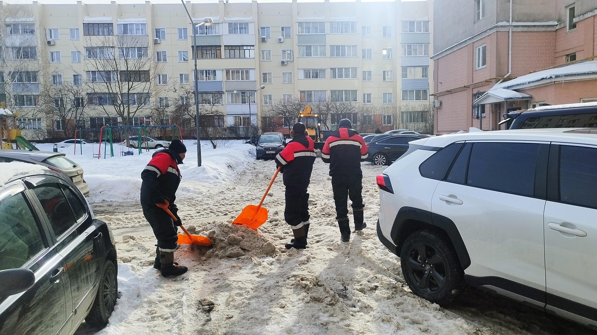 В Бронницах очистили от снега двор на Марьинском переулке | REGIONS.RU /  Бронницы