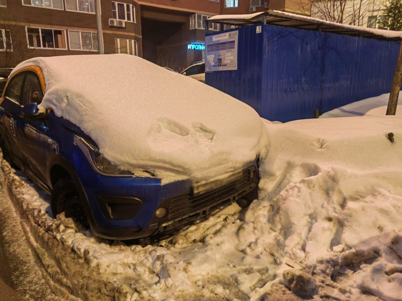 Пример неправильно припаркованной машины в Ленинском. Фото: ТГ-чат главы округа Станислава Каторова
