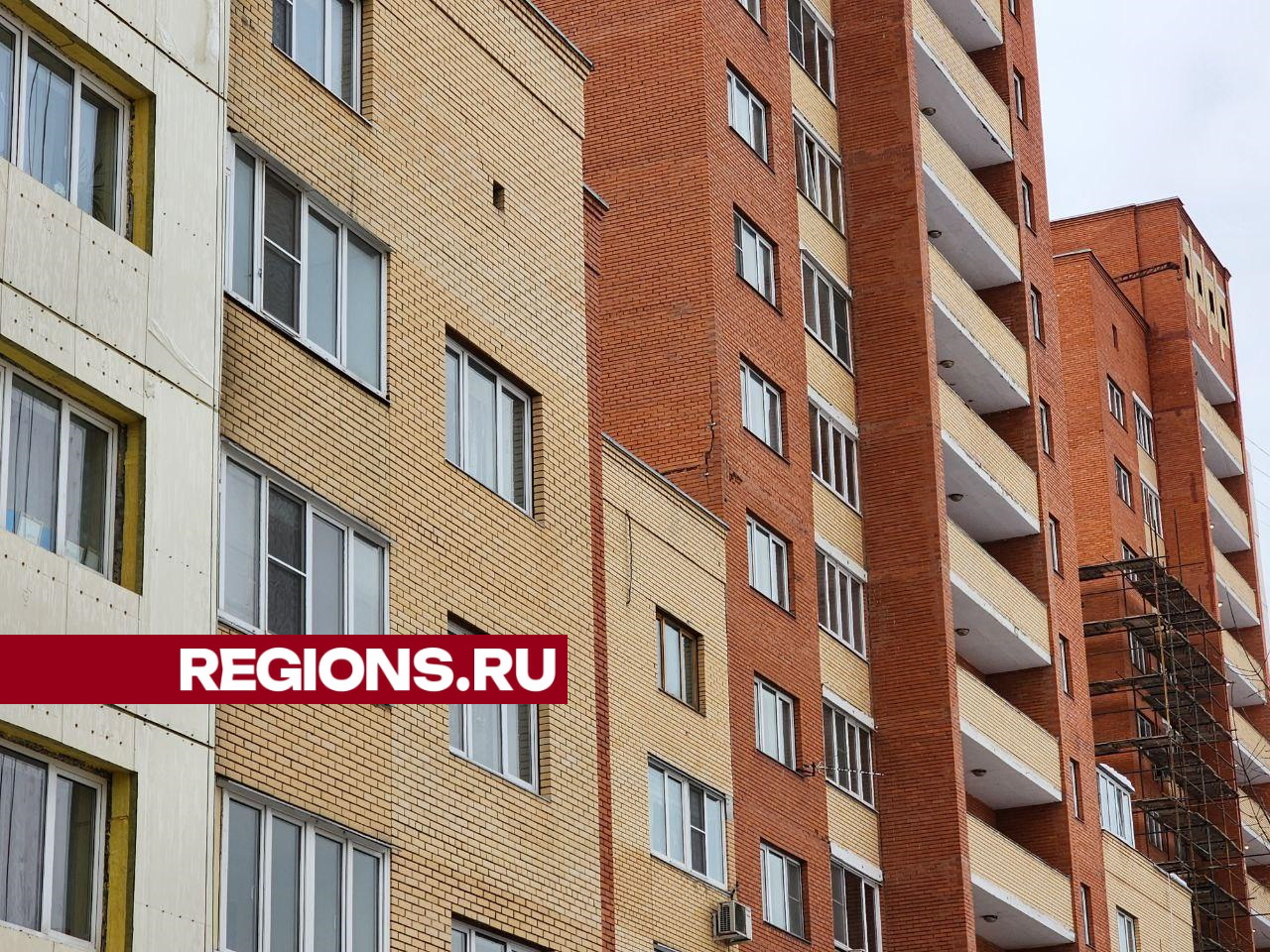 Аварийный фасад дома на улице Дружбы восстановят к ноябрю | REGIONS.RU /  Чехов