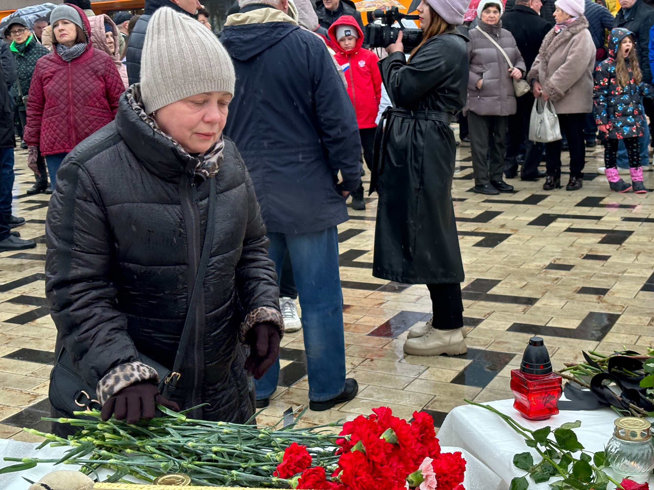 Краснознамецы почтили память погибших в «Крокус Сити Холл» | REGIONS.RU /  Краснознаменск