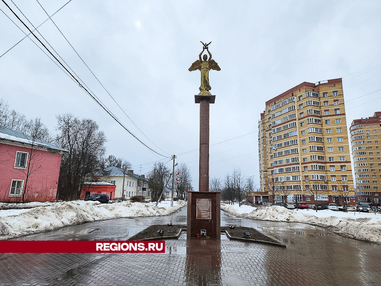 Жители Егорьевска возлагают цветы в память о жертвах теракта в Красногорске  | REGIONS.RU / Егорьевск