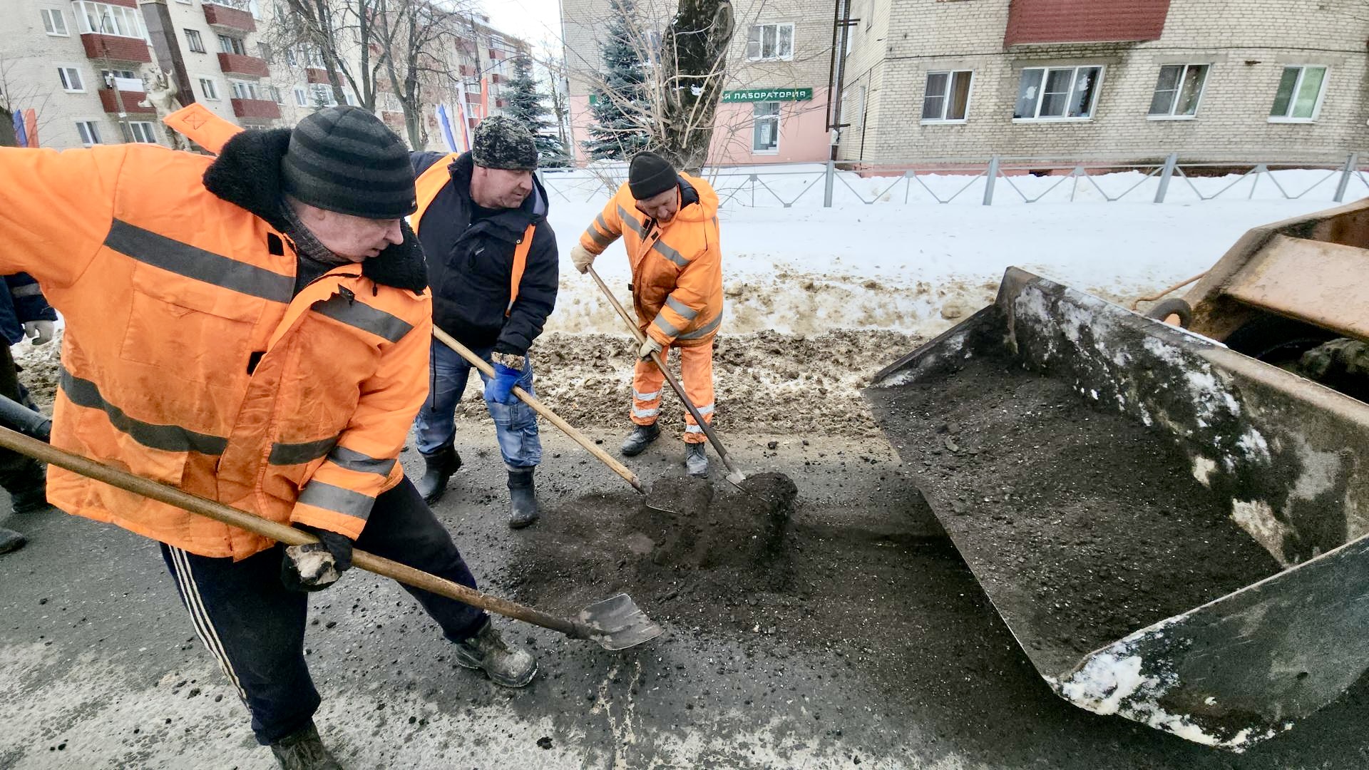 На проспекте Ильича в Шатуре к ямочному ремонту приступили еще в конце февраля. Фото: Михаил Мартыненко