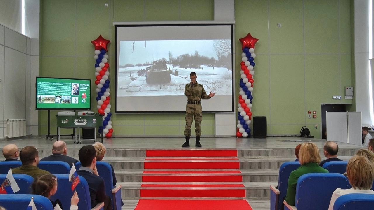 В школе №16 открыли Парту Героя в честь земляка, погибшего в ходе СВО |  REGIONS.RU / Электросталь