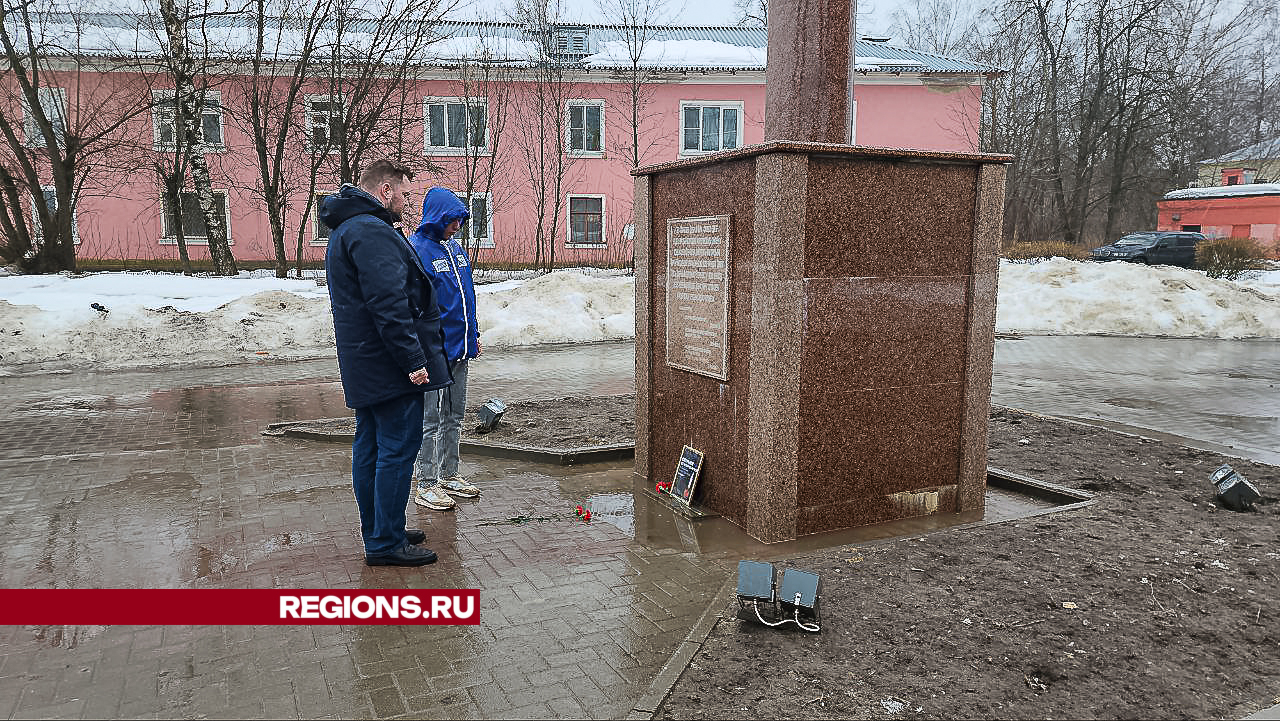 Жители Егорьевска возлагают цветы в память о жертвах теракта в Красногорске  | REGIONS.RU / Егорьевск