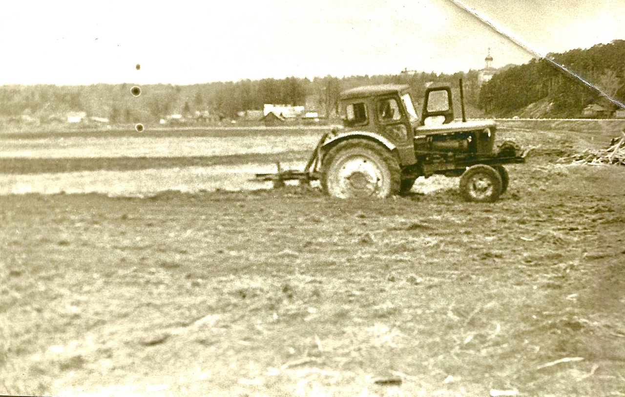 Подпись на обороте фотографии: «Запашка под парк. Весна 1966 г. на правом берегу р. Москвы в Звенигороде»/Фото Вениамина Чистова из архива его дочери Марии Чистовой. Скан: Анастасия Шестакова/ВК zvensedov