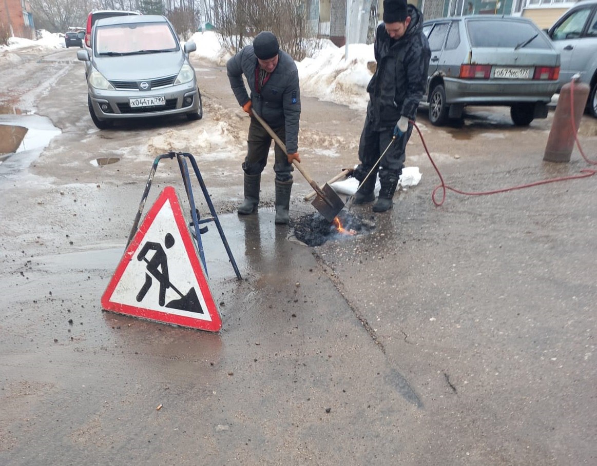 В Лотошино коммунальщики убрали снег и отремонтировали ямы на дорогах |  REGIONS.RU / Лотошино