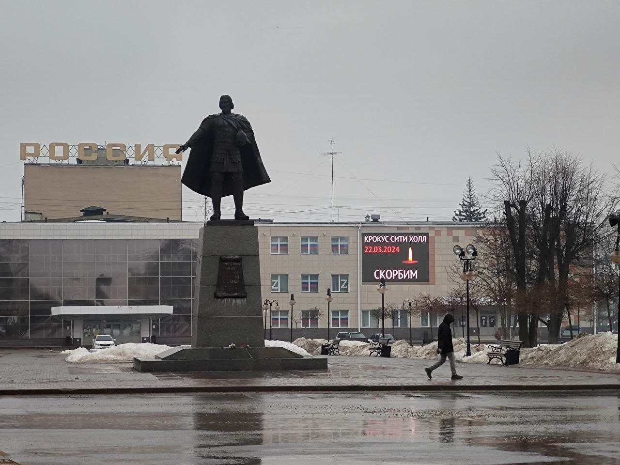 Жители Серпухова приносят цветы к стихийному мемориалу на Звездной площади  | REGIONS.RU / Серпухов