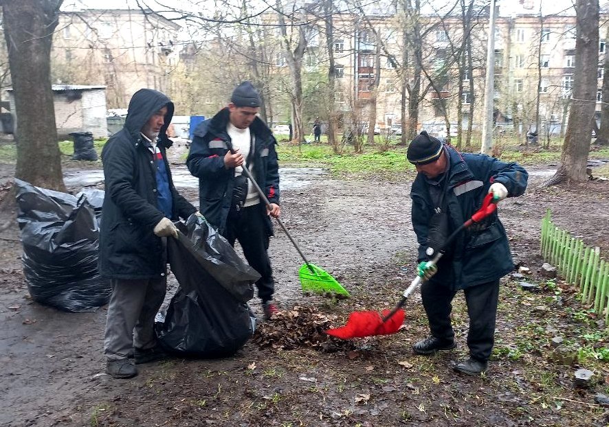 Нужно ли убирать прошлогоднюю листву