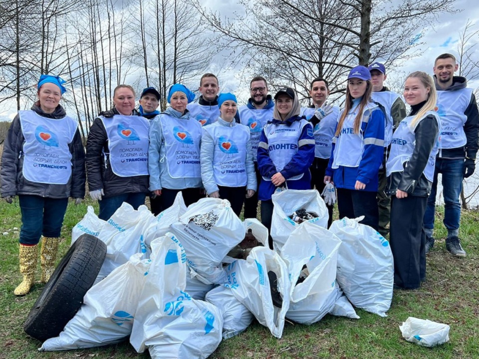Волонтеры очистили четыре километра береговой линии Голубых озер от ...