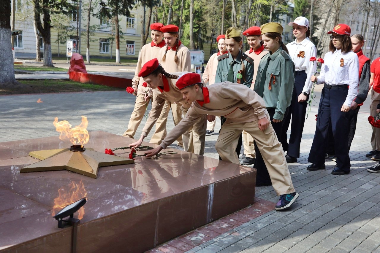 Серпуховская молодежь примерила противогаз и проверила меткость в стрельбе  на «Зарнице 2.0» | REGIONS.RU / Серпухов