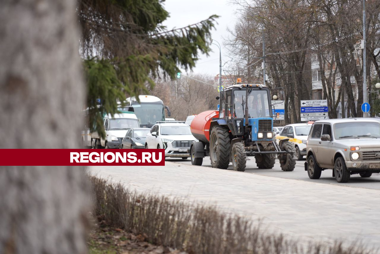 Коммунальщики отмывают дороги Сергиева Посада от песка и грязи после зимы |  REGIONS.RU / Сергиев Посад