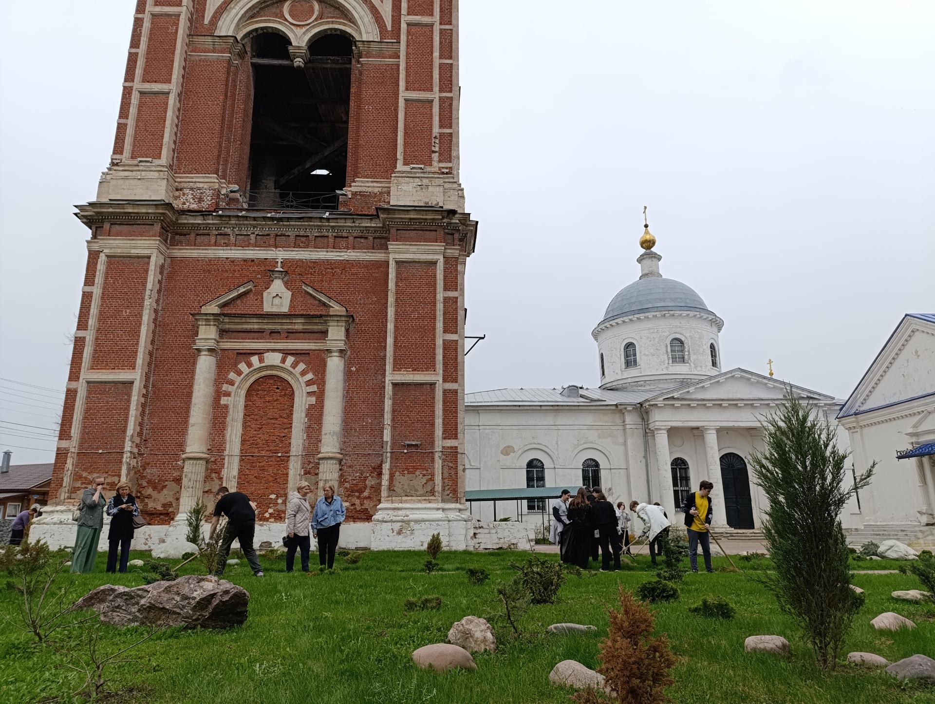 Одним добрым делом больше: ученики бронницкого лицея убрали территорию  храмового комплекса | REGIONS.RU / Бронницы