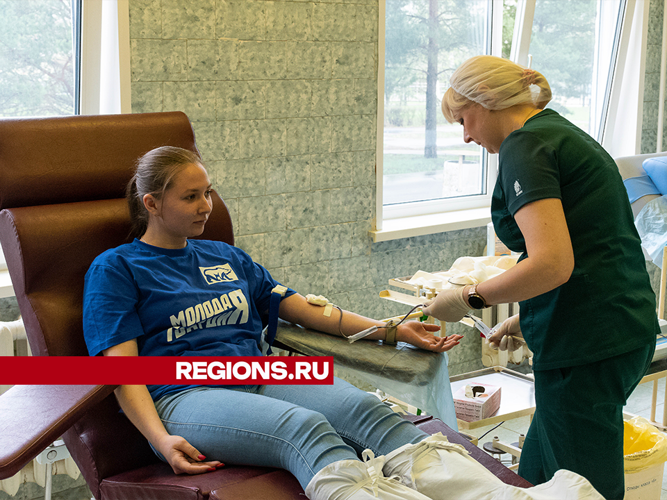 Анастасия Молчанова (слева)