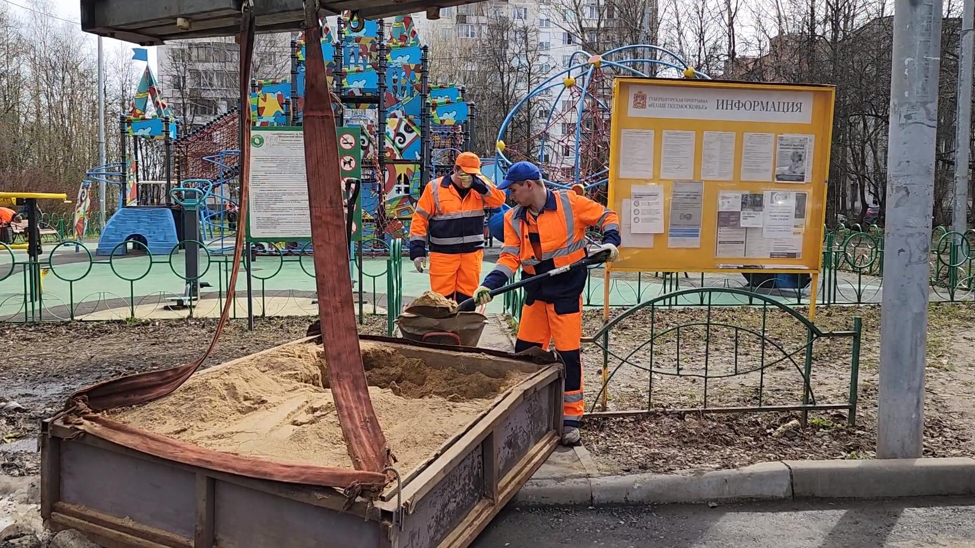 Скорая помощь для детских площадок» привела в порядок игровые элементы у  дома № 14 по ул. Маршала Бирюзова | REGIONS.RU / Одинцово