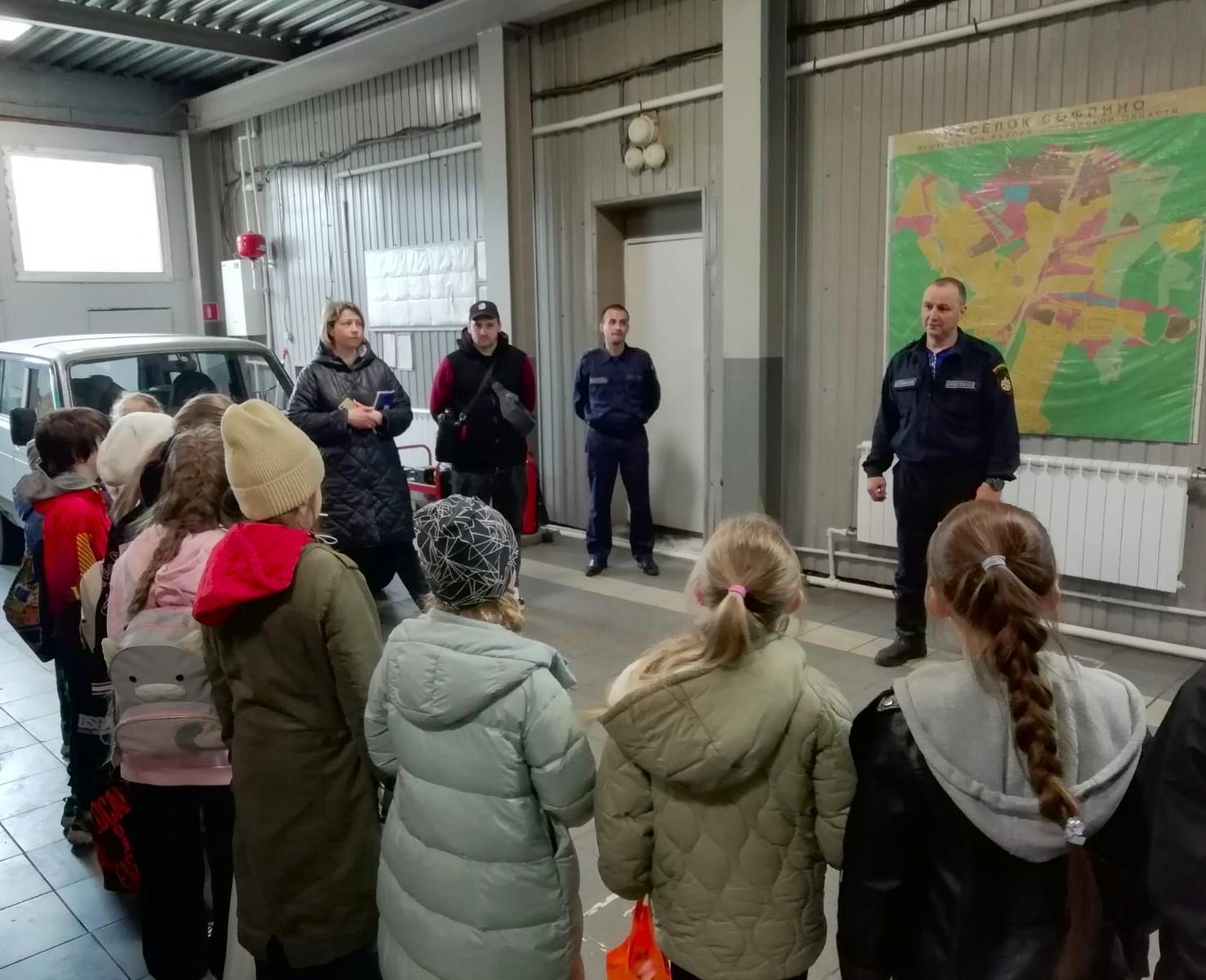 Ученики школы Ашукино побывали в гостях у огнеборцев и узнали, как нужно  действовать при пожаре | REGIONS.RU / Пушкино