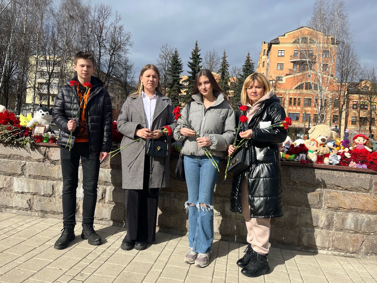 Жители Звенигорода организовали место памяти погибшим на мемориале Славы/источник: ВК школы "КвантУм"