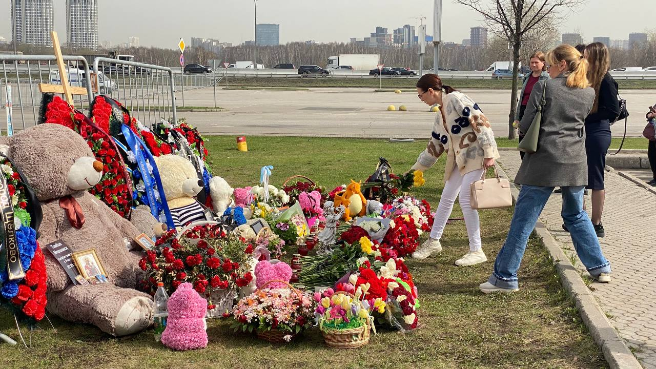 Никто не будет забыт: к мемориалу у «Крокус Сити Холла» продолжают  приходить люди | REGIONS.RU / Красногорск