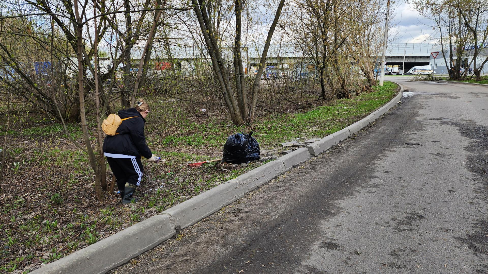В малом лесу на Силикате в Котельниках убрали 20 кубометров мусора ...