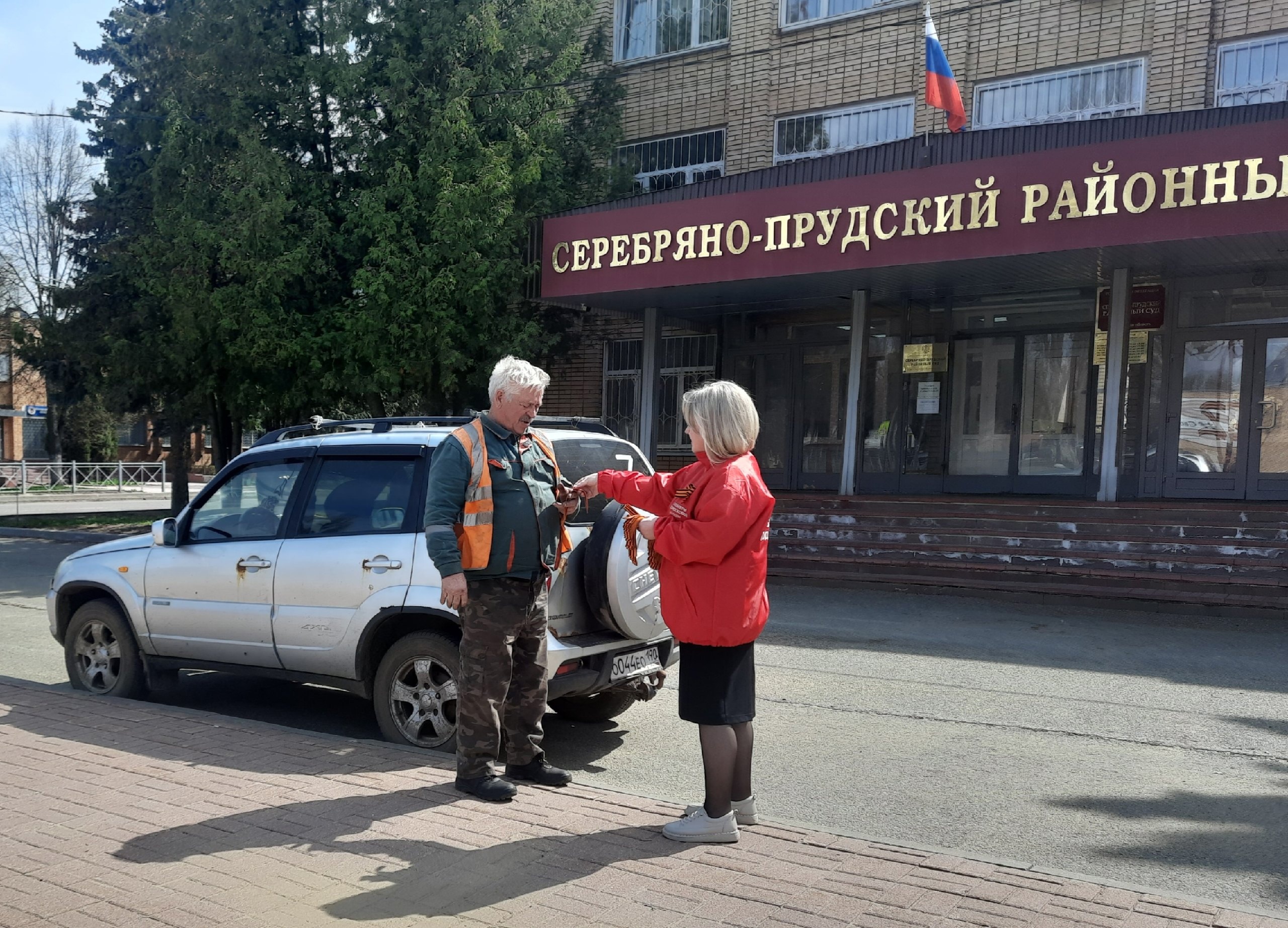 Хватит всем: на городские улицы вышли волонтеры с георгиевскими ленточками  | REGIONS.RU / Серебряные Пруды