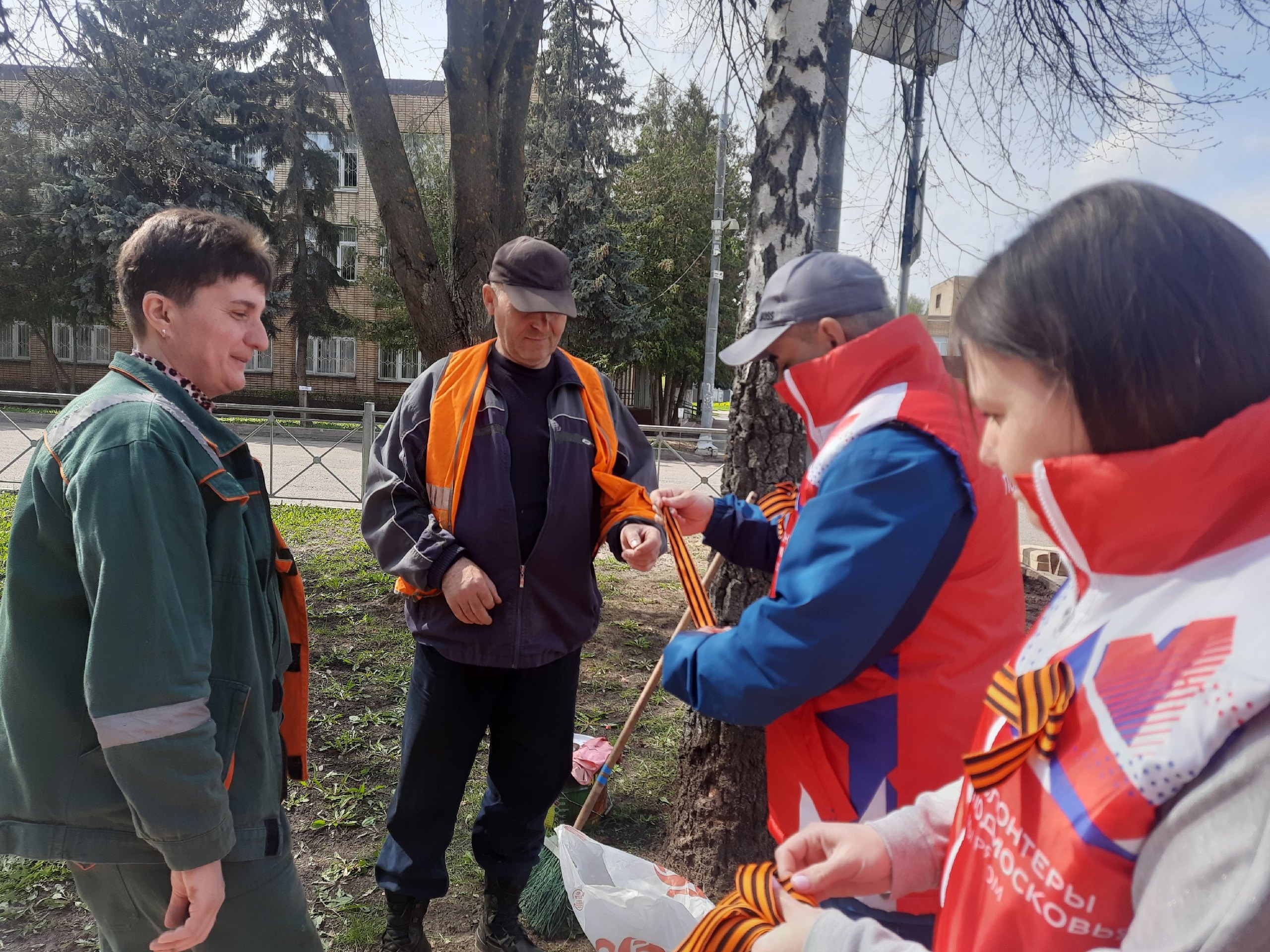 Хватит всем: на городские улицы вышли волонтеры с георгиевскими ленточками  | REGIONS.RU / Серебряные Пруды