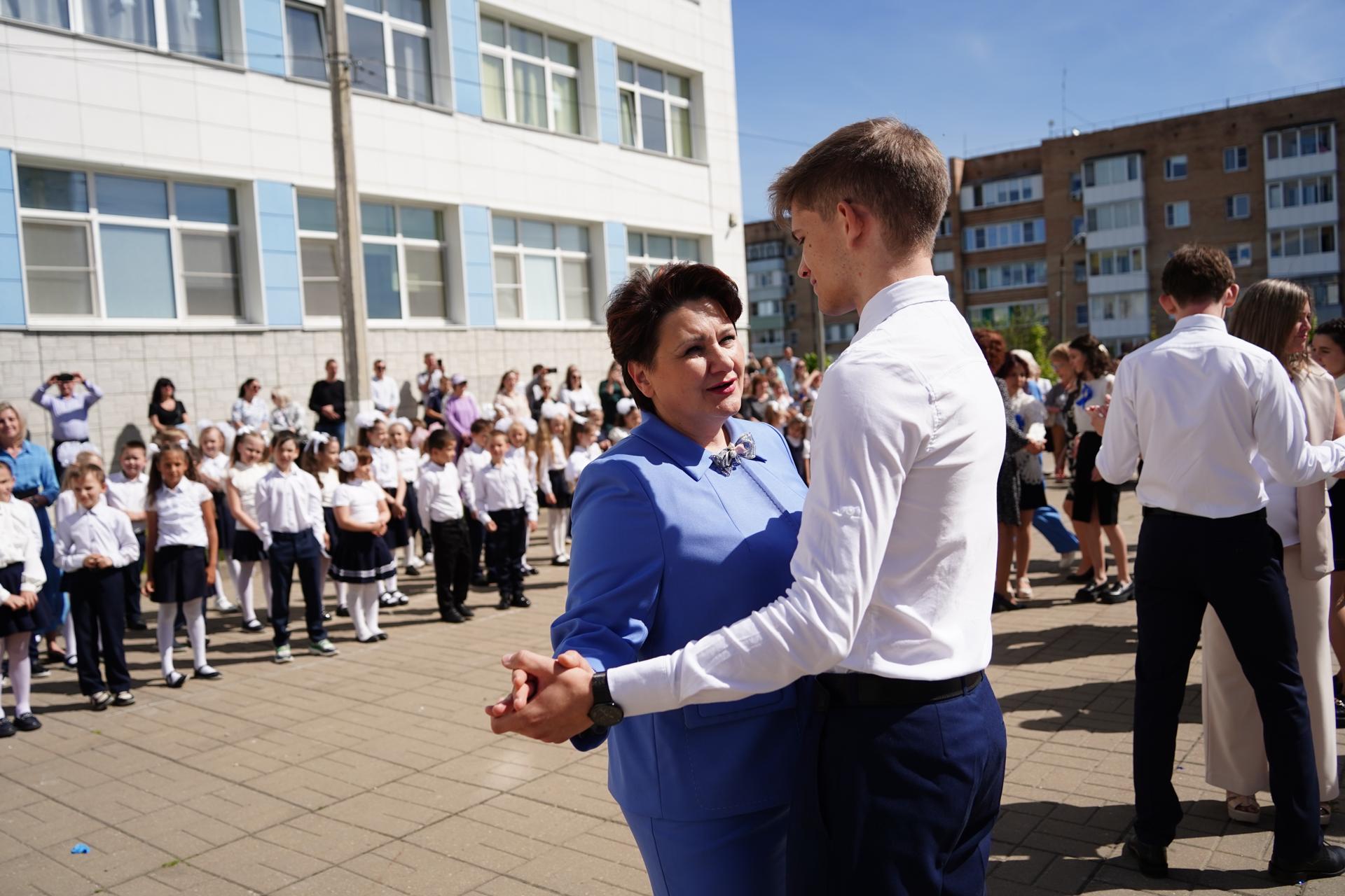 Вальс, голуби и слезы: последний звонок прозвенел для выпускников школ |  REGIONS.RU / Шатура