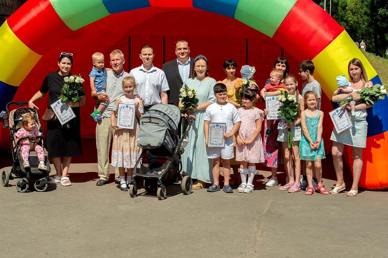 Участники праздника в Подольском родильном доме провели флешмоб,  выстроившись в надпись «Наши дети» | REGIONS.RU / Подольск