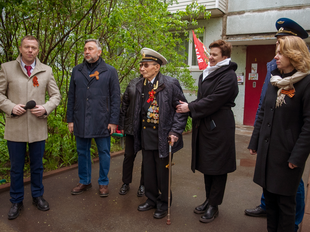 Добавив один год к возрасту: акция «Парад у дома ветерана» прошла во дворе  героя Великой Отечественной войны | REGIONS.RU / Домодедово