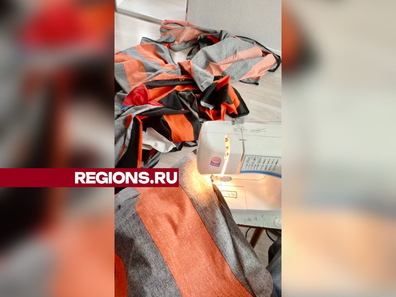 Анис Замалетдинов самостоятельно подшивает и стирает георгиевскую ленту. Фото: Анис Замалетдинов