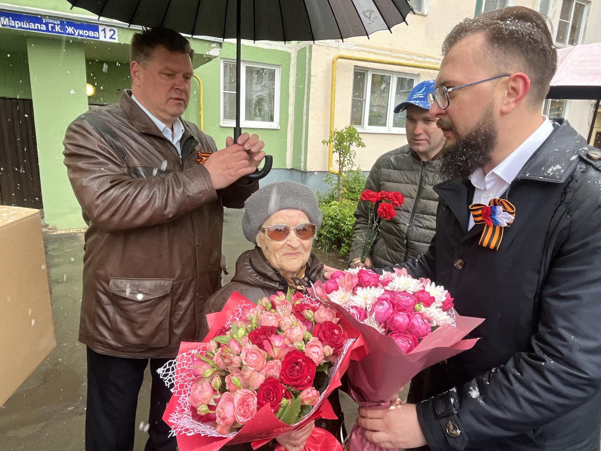 Парад у дома: в предпраздничные дни ветераны Великой Отечественной войны  принимают теплые поздравления | REGIONS.RU / Наро-Фоминск