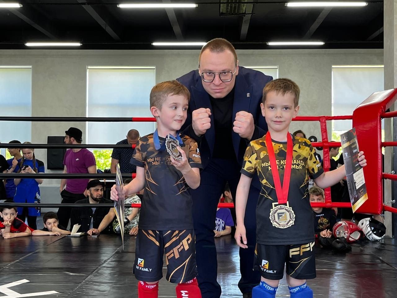 Спортсмены из Лыткарина выиграли 20 золотых медалей на турнире по ММА Fight  Family Amateur | REGIONS.RU / Лыткарино