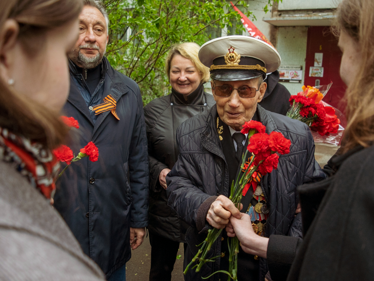 Добавив один год к возрасту: акция «Парад у дома ветерана» прошла во дворе  героя Великой Отечественной войны | REGIONS.RU / Домодедово