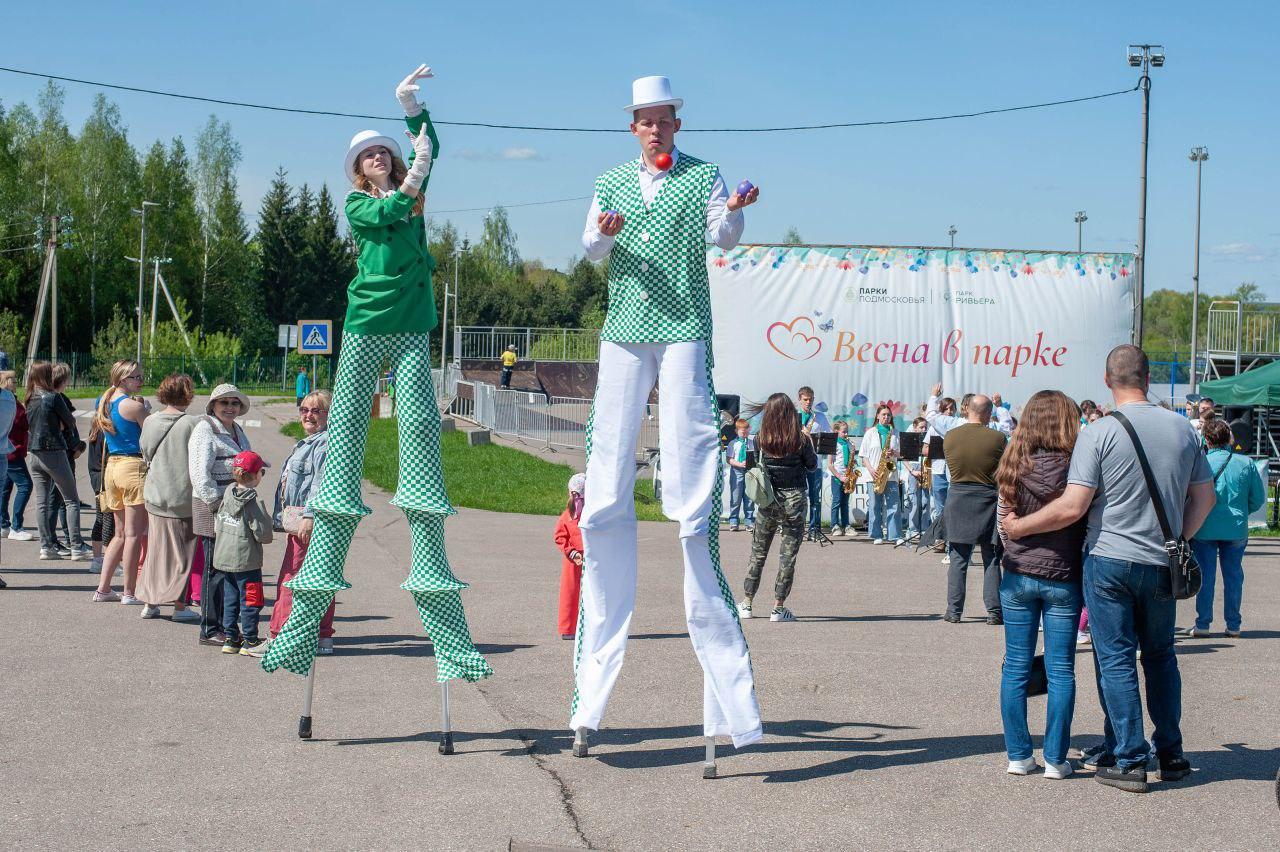 Фестиваль красок и артисты на ходулях: в парке «Ривьера» открыли теплый  сезон | REGIONS.RU / Можайск