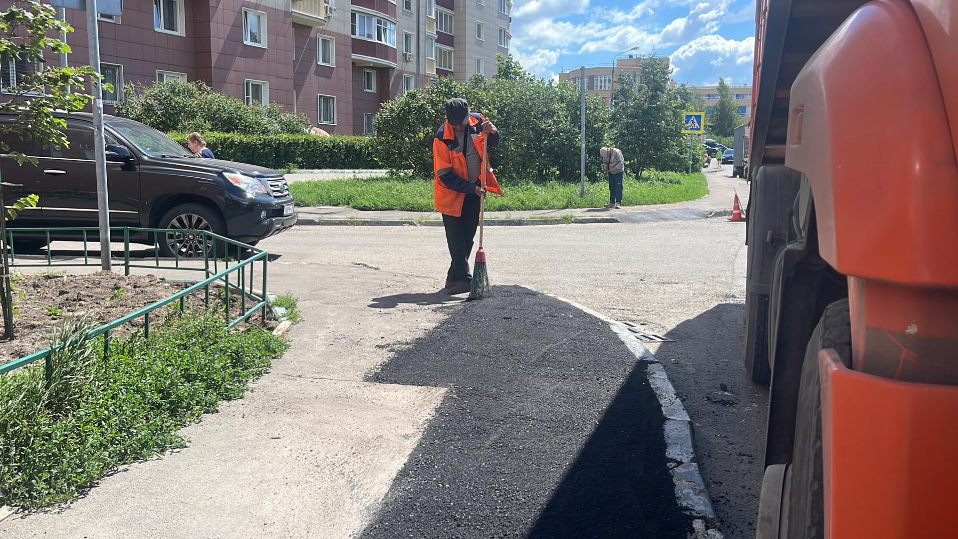 В Балашихе отремонтировали дорогу во дворе дома №2 на улице Демин луг |  REGIONS.RU / Балашиха