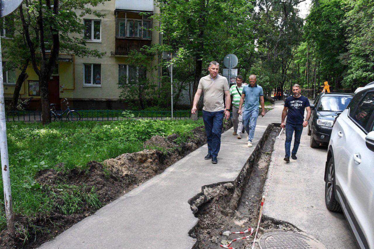 Дорожники расширяют тротуар на улице Строительной в Жуковском | REGIONS.RU  / Жуковский