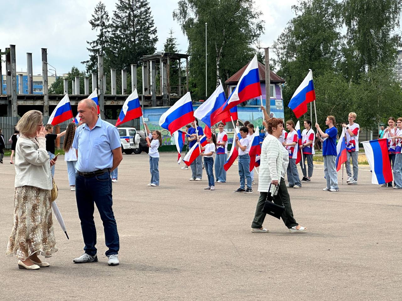 Военный оркестр и хор жен участников СВО: Краснознаменск отпраздновал День  России | REGIONS.RU / Краснознаменск