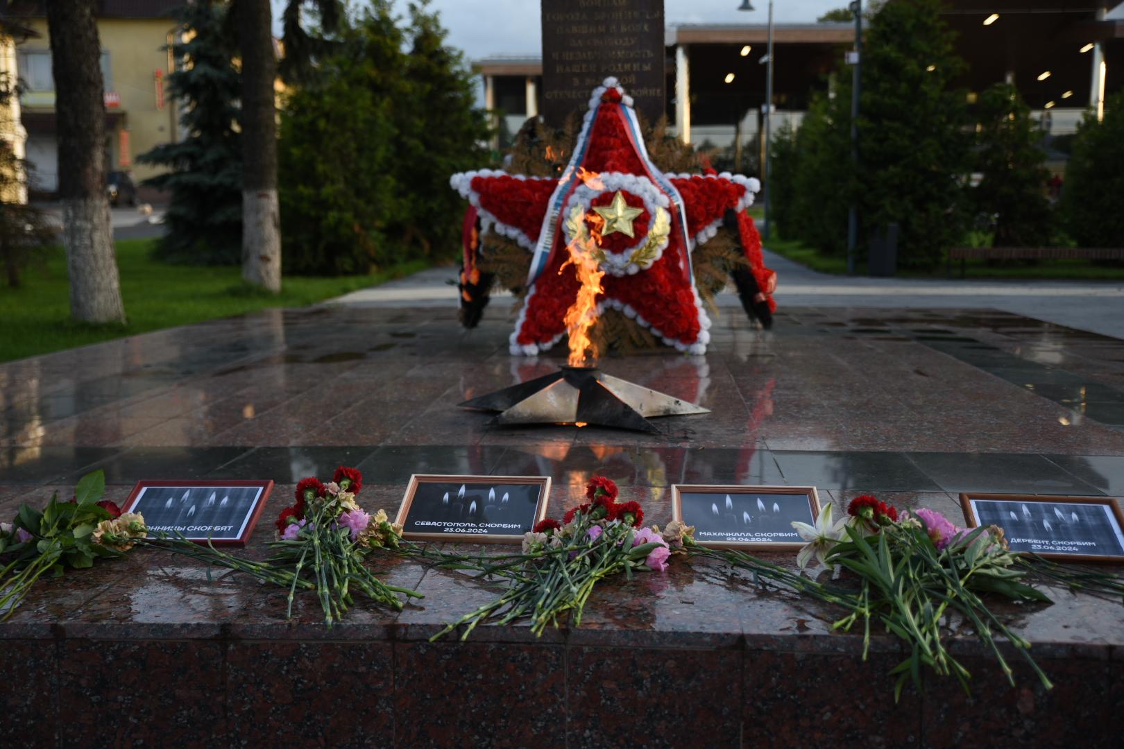 Стихийный мемориал организовали на бронницкой площади в память о погибших в  Севастополе, Махачкале и Дербенте | REGIONS.RU / Бронницы