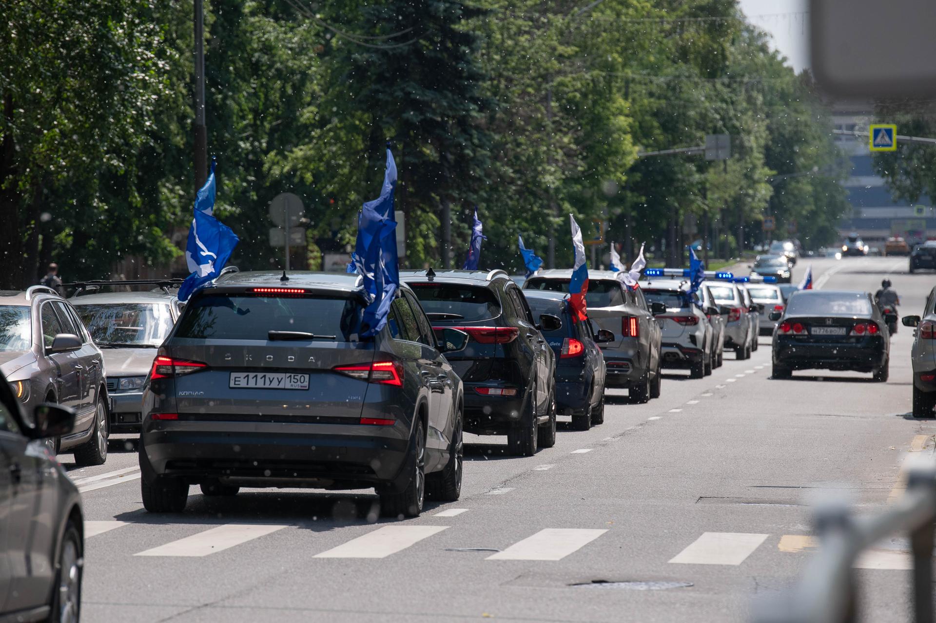 В честь Дня России колонна из 50 автомобилей прошла по улицам трех городов  | REGIONS.RU / Реутов