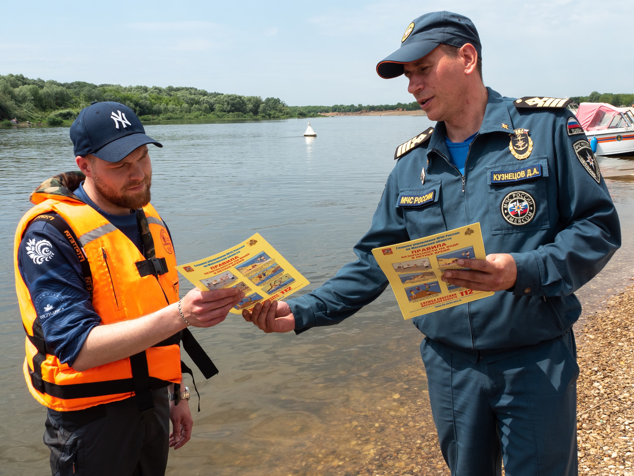 Сотрудники МЧС Серпухова продемонстрировали отдыхающим на водоемах  спасательное оборудование | REGIONS.RU / Серпухов